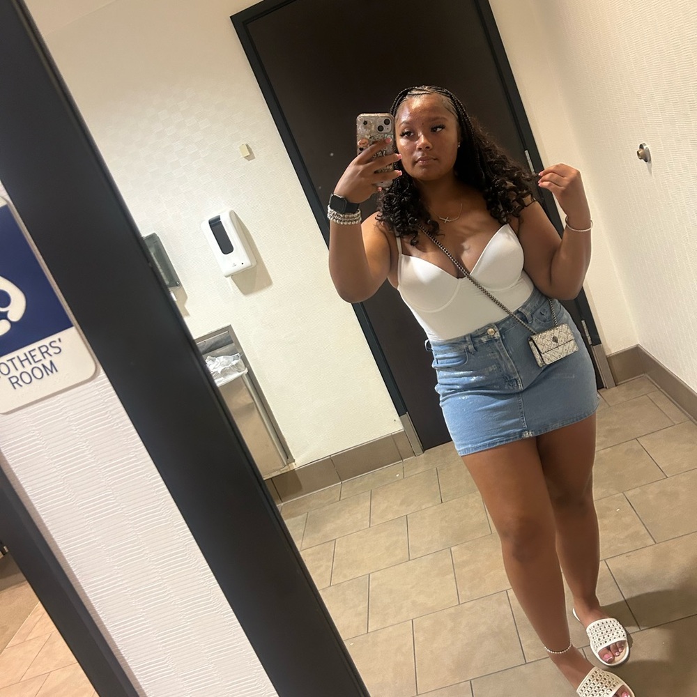 Hi guys. I am Jaela, first time posher! I would love to serve you with fashion!